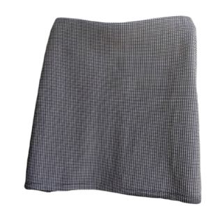 Forever21 Black & white stretchy mini skirt.  Can fit L - 2x